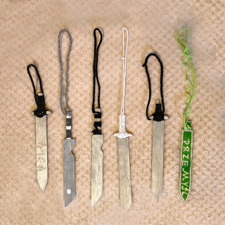 Brelok drewniany mieczyk (różne wzory) | Sklep Fundacji Motywajki