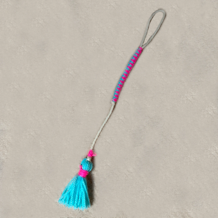 Brelok pleciony z pomponem (różne wzory) | Sklep Fundacji Motywajki