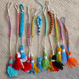 Brelok pleciony z pomponem (różne wzory) | Sklep Fundacji Motywajki